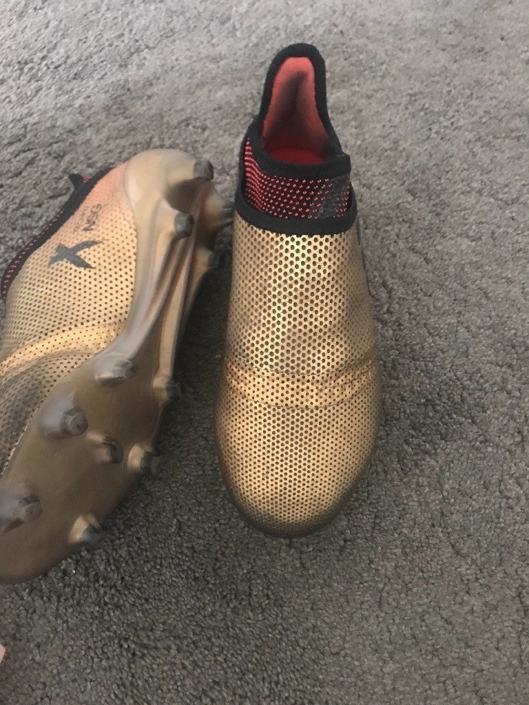 laceless football boots size 4